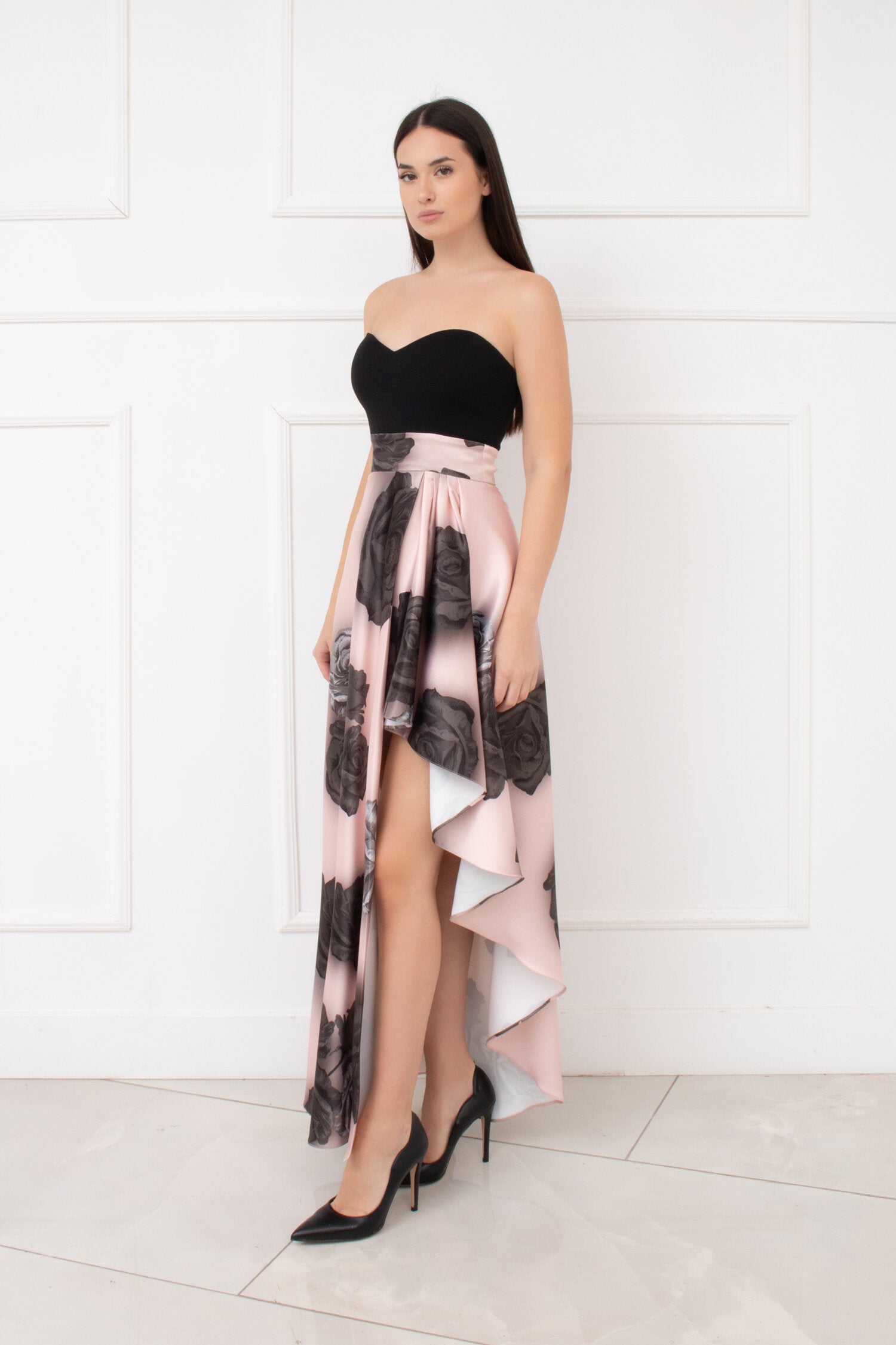 Abito midi asimmetrico raso fantasia rose rosa cipria e nero – Noikika