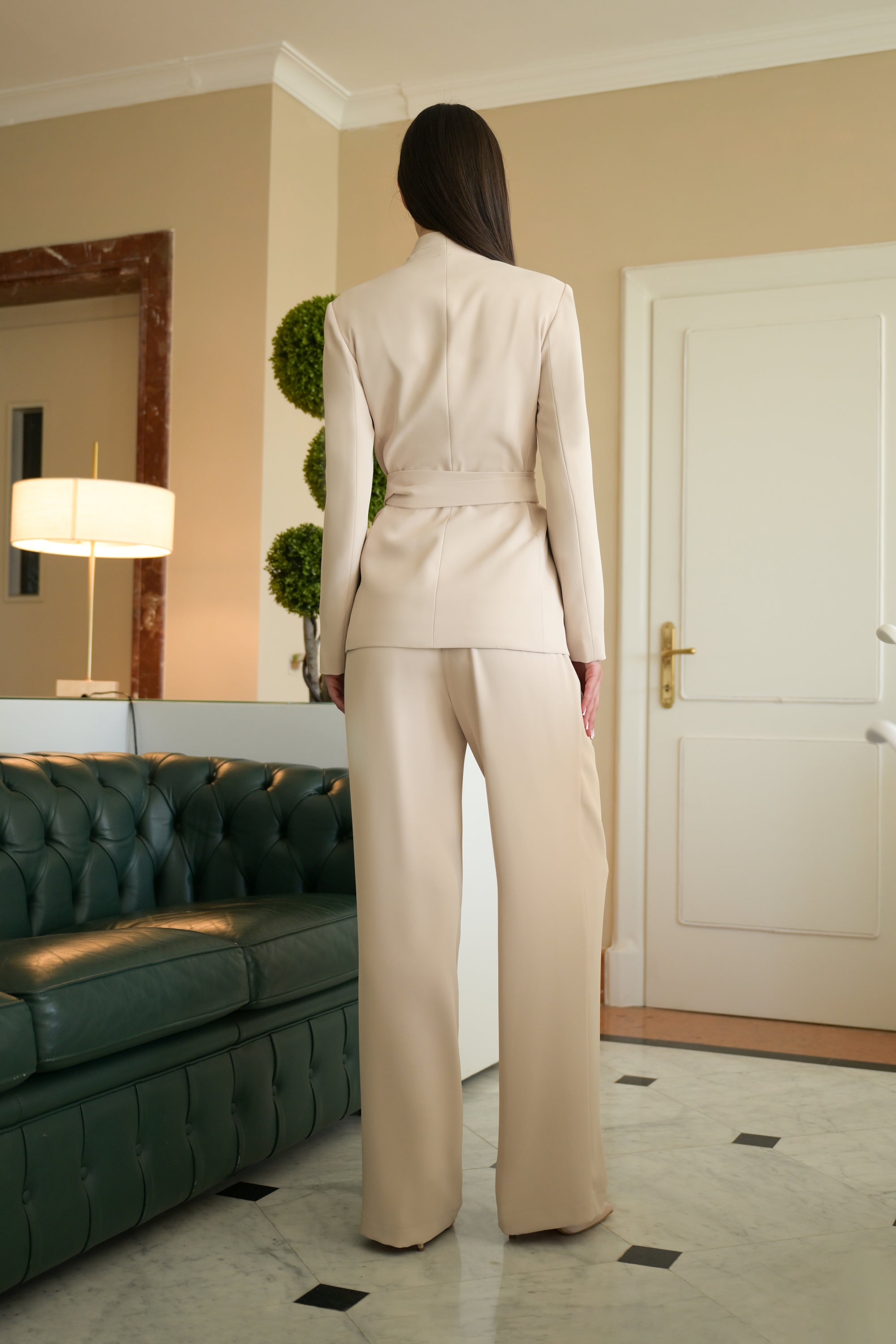Tailleur Donna Crema – Giacca con Cintura e Pantalone Palazzo