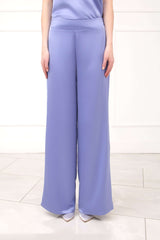 Completo in raso blusa monospalla e pantalone lilla pervinca