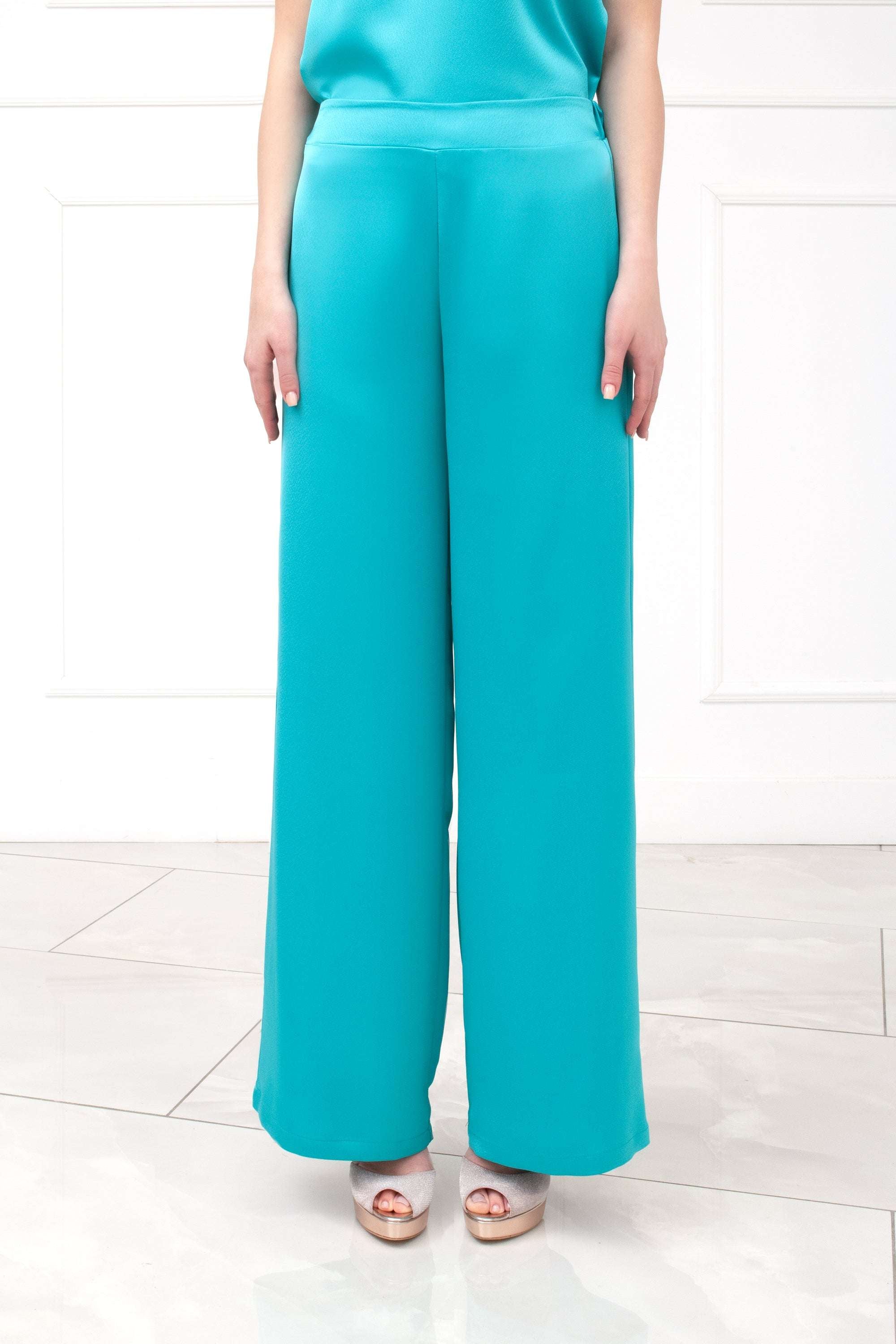 Completo in raso blusa monospalla e pantalone verde acqua